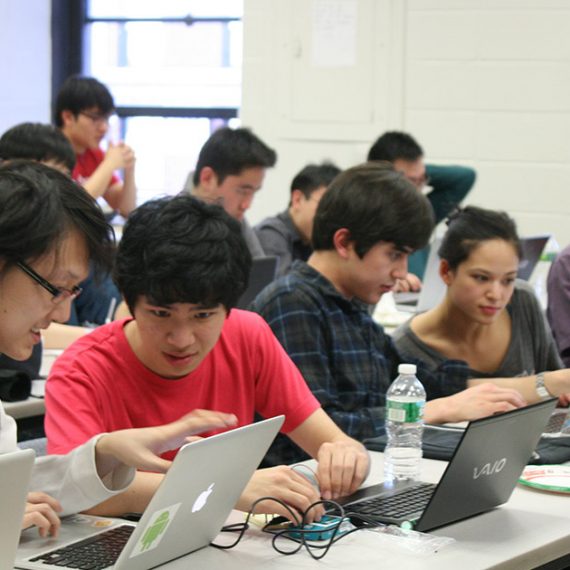 Taller Lab++: Estudiantes desarrollan fronted con Bootstrap para Web`s de Contenido