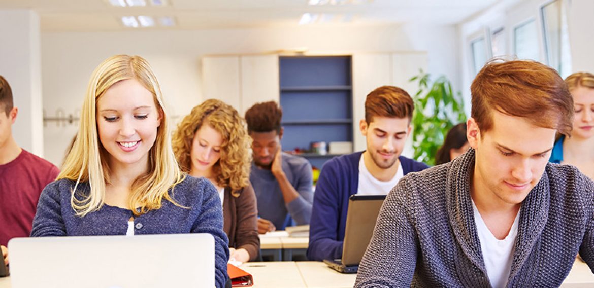 Taller Lab++: Estudiantes desarrollan fronted con Bootstrap para Web`s de Contenido